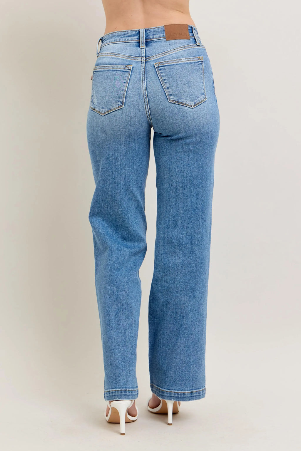 Judy Blue Plus Size High Waist Straight Leg Jeans in Medium Blue Wash