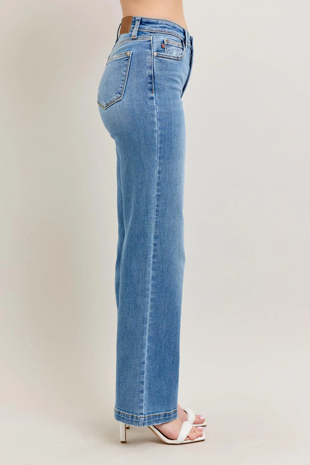 Judy Blue Plus Size High Waist Straight Leg Jeans in Medium Blue Wash