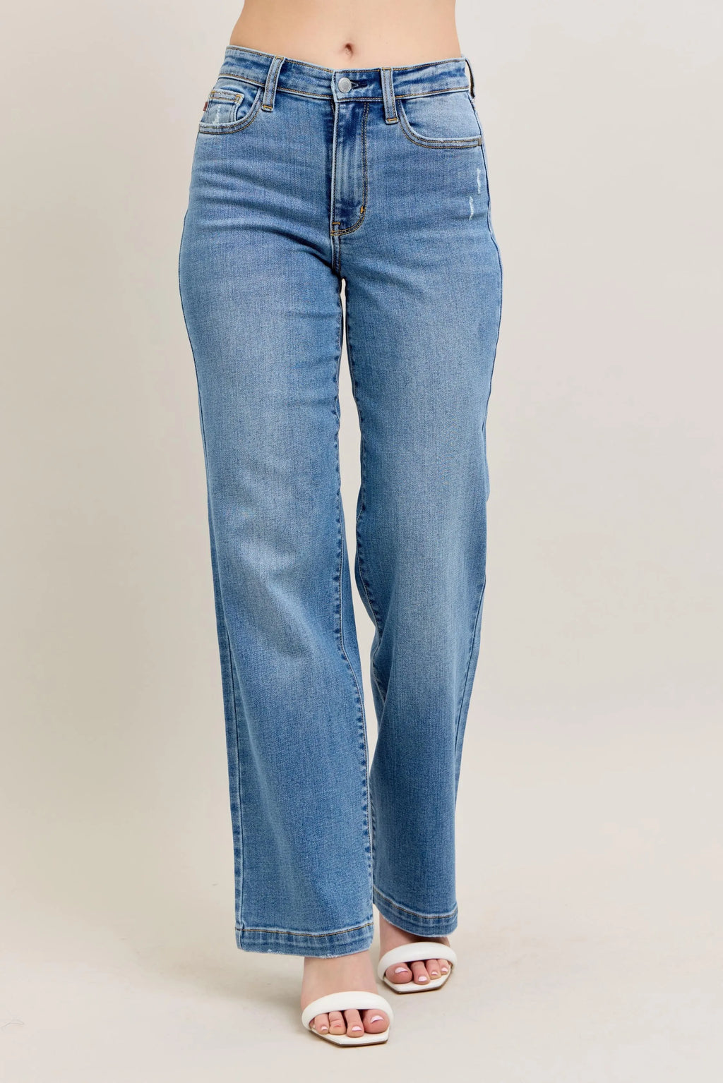 Judy Blue Plus Size High Waist Straight Leg Jeans in Medium Blue Wash
