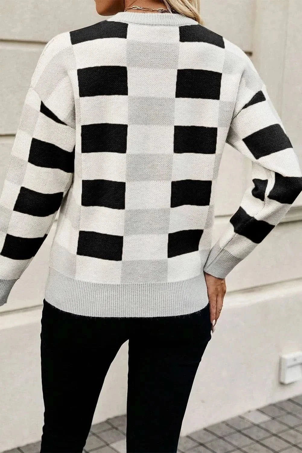 Color block knit sweater - round neck